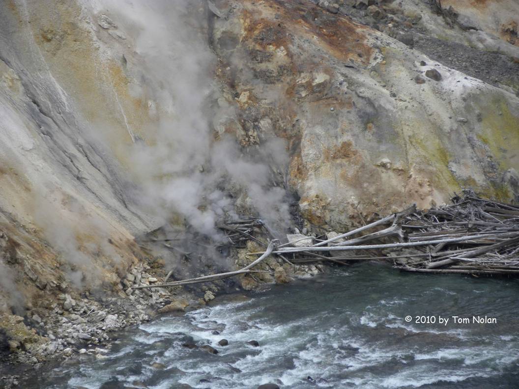 an example of the many steam vents in the canyon